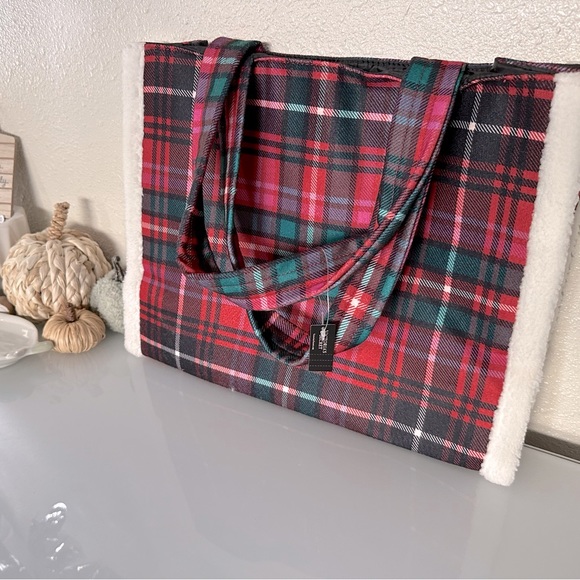 NWT 🎄Super Cute Victoria’s Secret Christmas Plaid & Sherpa Tote Bag - Picture 2 of 3